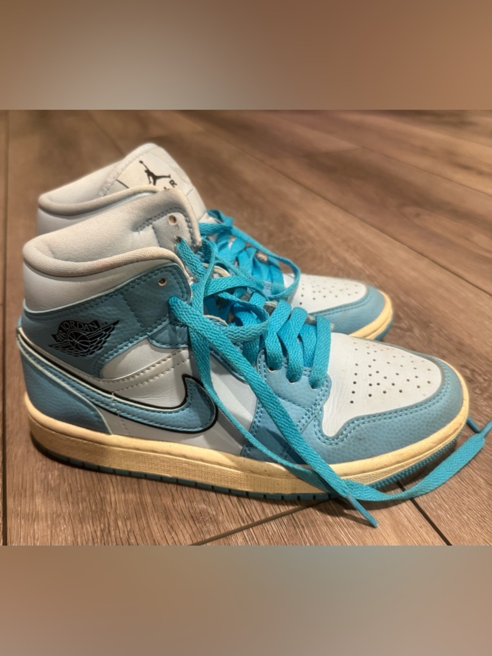 Kids Nike Air Jordan 1 Mid in Light Blue & White with Turquoise Laces. Size 5.5